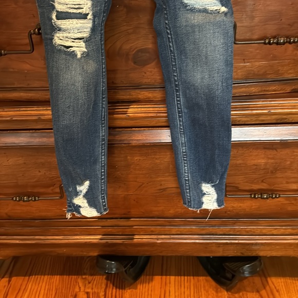 Hollister jeans. Size 23 waist 24 length. EUC - Picture 4 of 6